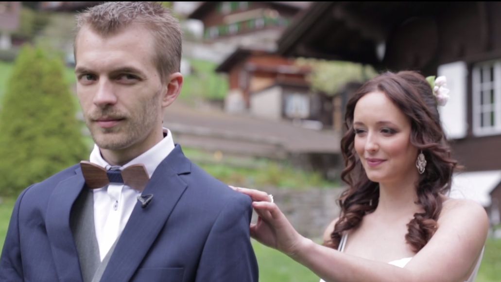 Eine First Look Hochzeit an einem atemberaubenden blauen See in der Schweiz